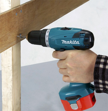 Работа аккумуляторной дрелью Makita 6281 dwpe Работа аккумуляторной дрелью Makita 6281 dwpe