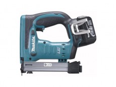 Аккумуляторный степлер скобозабиватель Makita BST220RFE
